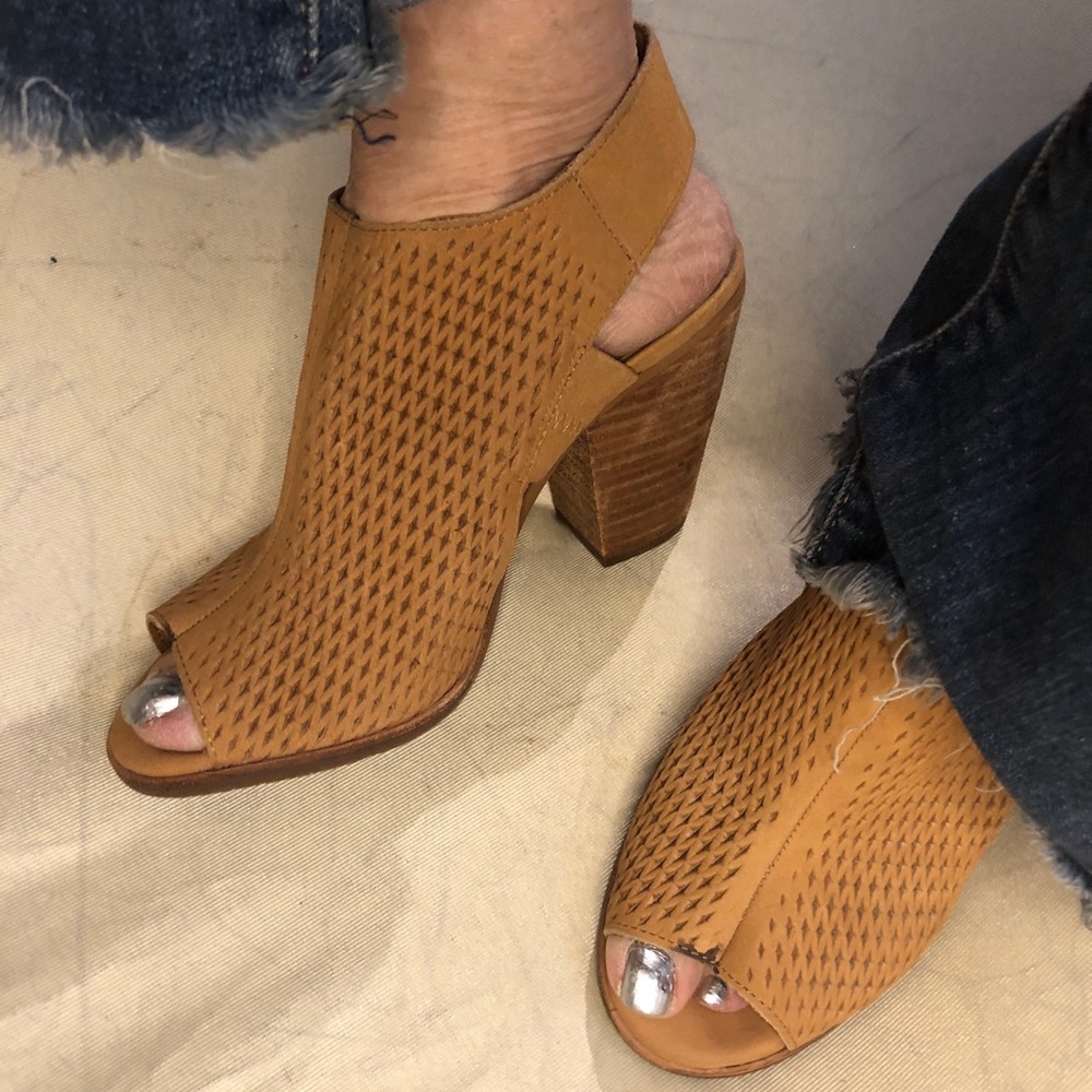 Vince Camuto 💐size 6.5 laser cut wooden heels. - Picture 4 of 12